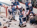 Les joueurs s'affrontent lors d'une bagarre entre les Canadiens et les Nordiques pour dégager le banc le 20 avril 1984. Montréal a ensuite battu le Québec 5-3 et a remporté la série éliminatoire 4-2.