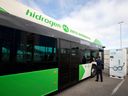 Un conducteur remplit le réservoir d'un bus urbain avec de l'hydrogène vert.