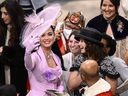 Katy Perry prend des selfies avec des invités lors du couronnement du roi Charles III et de la reine Camilla le 6 mai 2023 à Londres.