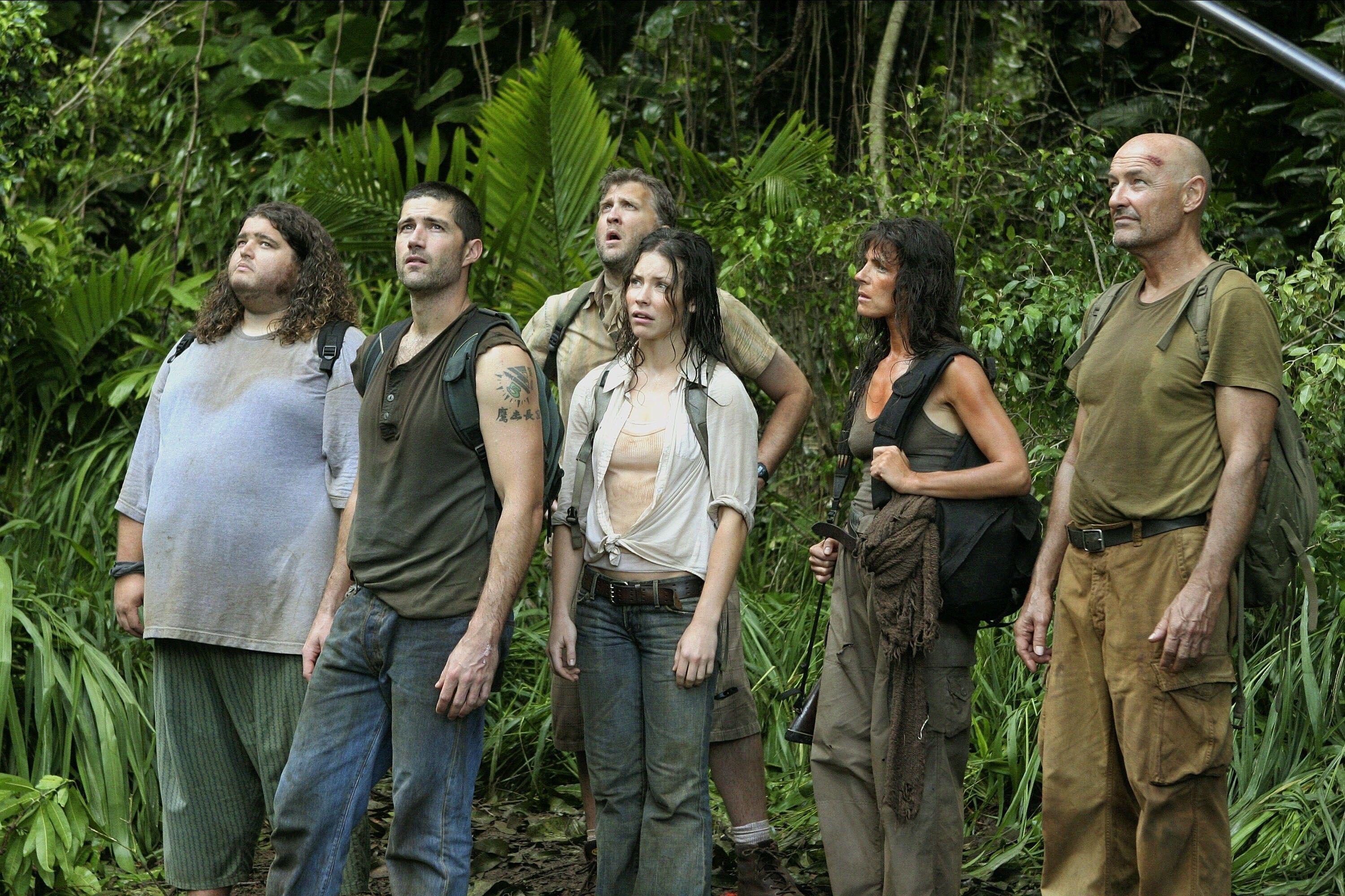 (De gauche à droite) Jorge Garcia comme Hurley, Matthew Fox comme Jack, Daniel Roebuck comme Arzt, Evangeline Lilly comme Kate, Mira Furlan comme Rousseau, Terry O'Quinn comme Locke dans Lost