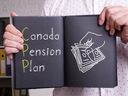 La pension de retraite du Régime de pensions du Canada (RPC) est une pension mensuelle versée aux Canadiens de plus de 60 ans qui ont cotisé à partir de leurs revenus d'emploi ou de travail indépendant pendant leurs années de travail.