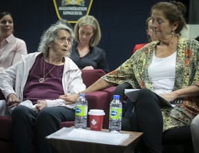Doreen Prior, à droite, réconforte sa mère Yvonne Prior, après que la police de Longueuil ait résolu le meurtre de Sharron Prior en 1975, lors d'une conférence de presse à Longueuil le mardi 23 mai 2023. (Pierre Obendrauf /Postmedia)