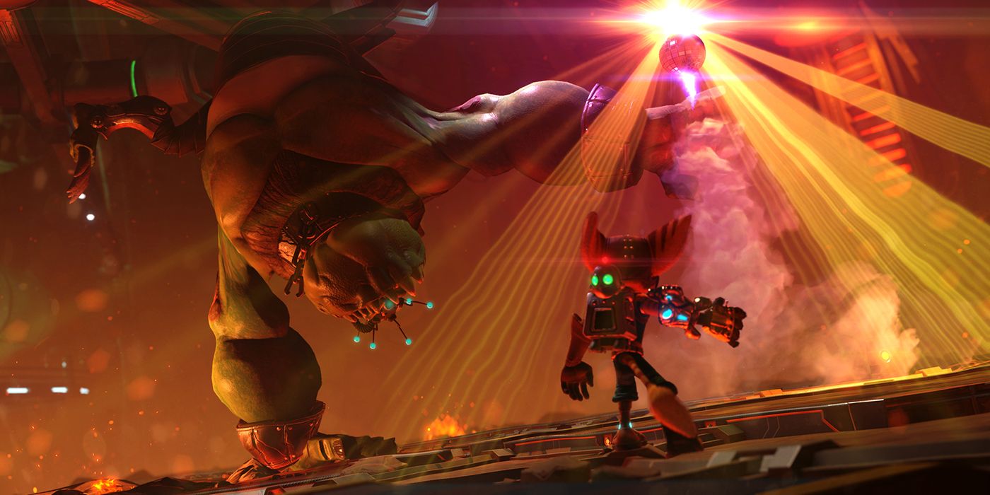 Ratchet & Clank s'approchant d'une pyramide rougeoyante avec un ennemi derrière eux