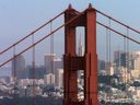 Le Transamerica Pyramid Building est encadré par le Golden Gate Bridge de San Francisco, en Californie.