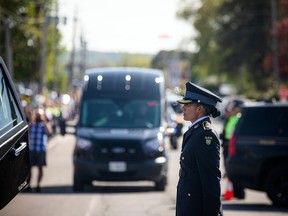 Le cercueil du sergent Eric Mueller de la Police provinciale de l'Ontario a été apporté aux salons funéraires Brunet à Rockland, le samedi 13 mai 2023. ASHLEY FRASER/Postmedia