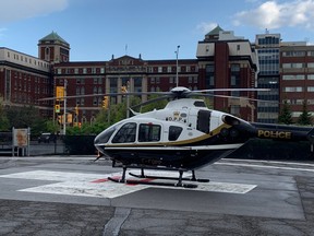 Un hélicoptère de la Police provinciale de l'Ontario se trouve sur l'aire d'atterrissage du Campus Civic de l'Hôpital d'Ottawa le jeudi 11 mai 2023. Des agents de la Police provinciale de l'Ontario se sont réunis à l'hôpital après que le Sgt.  Eric Mueller a été tué par balle au Bourget, à l'est d'Ottawa.