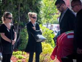 Le cercueil du sergent Eric Mueller de la Police provinciale de l'Ontario a été porté devant sa veuve, Marie-France Ethier, et sa mère, Ginette Mueller, le samedi 13 mai 2023, aux Salons funéraires Brunet à Rockland.  ASHLEY FRASER/Postmédia
