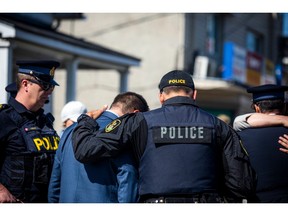 OTTAWA : Le cercueil du sergent de la Police provinciale de l'Ontario Eric Mueller a été apporté aux salons funéraires Brunet à Rockland, le samedi 13 mai 2023. À l'extérieur du salon funéraire, la rue était bordée d'agents de la Police provinciale de l'Ontario, de la police d'Ottawa, de membres de la famille, d'amis et de la communauté montrant leur support.ASHLEY FRASER/Postmedia