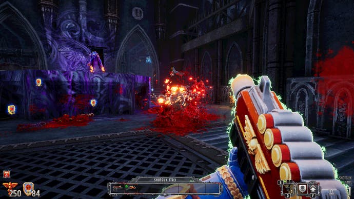 Une capture d'écran de Warhammer 40,000: Boltgun montrant le joueur éclaboussant un ennemi avec un fusil à pompe amélioré.