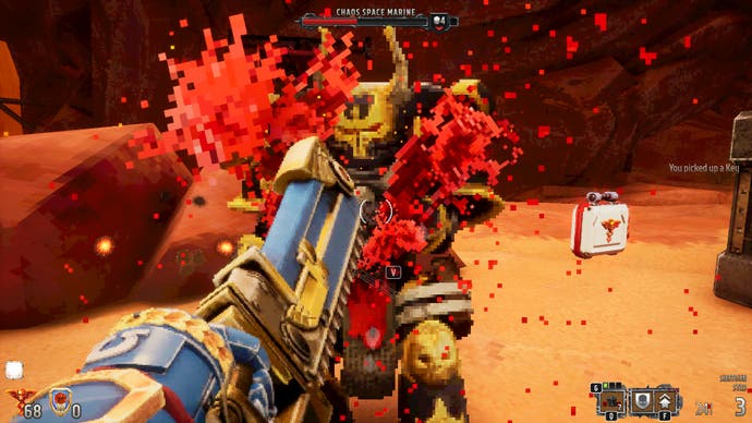 Une capture d'écran de Warhammer 40,000: Boltgun, montrant le joueur tranchant l'armure d'un Chaos Marine avec son épée tronçonneuse.