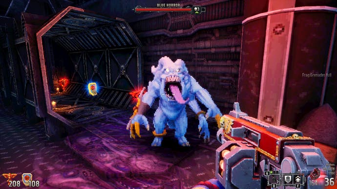 Une capture d'écran de Warhammer 40,000: Boltgun, montrant le joueur approché par une horreur bleue avec la langue pendante.