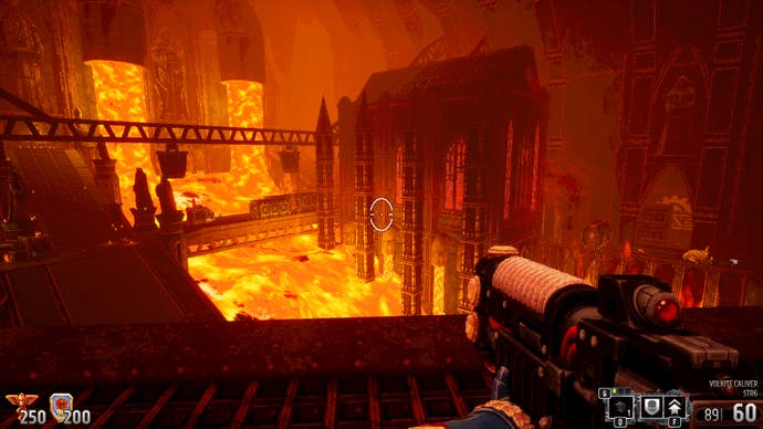 Une capture d'écran de Warhammer 40,000: Boltgun, montrant une vaste structure en forme de cathédrale de l'autre côté d'une rivière de métal en fusion.