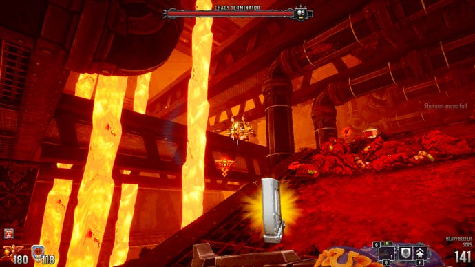 Une capture d'écran de Warhammer 40,000: Boltgun, montrant le joueur combattant un Terminator du Chaos dans un environnement industriel avec des cascades de métal en fusion.