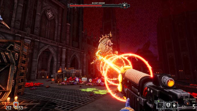 Une capture d'écran de Warhammer 40,000: Boltgun, montrant le joueur attaquant un drone Bloat flottant avec le faisceau laser du Volkite Cavalier.