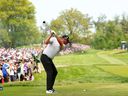 Michael Block des États-Unis, PGA of America Club Professional, joue son tir du deuxième tee lors de la dernière manche du championnat PGA 2023 au Oak Hill Country Club le 21 mai 2023 à Rochester, NY