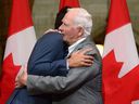 Une photo de 2017 du gouverneur général David Johnston étreignant le premier ministre Justin Trudeau lors d'une réception d'adieu à Ottawa.