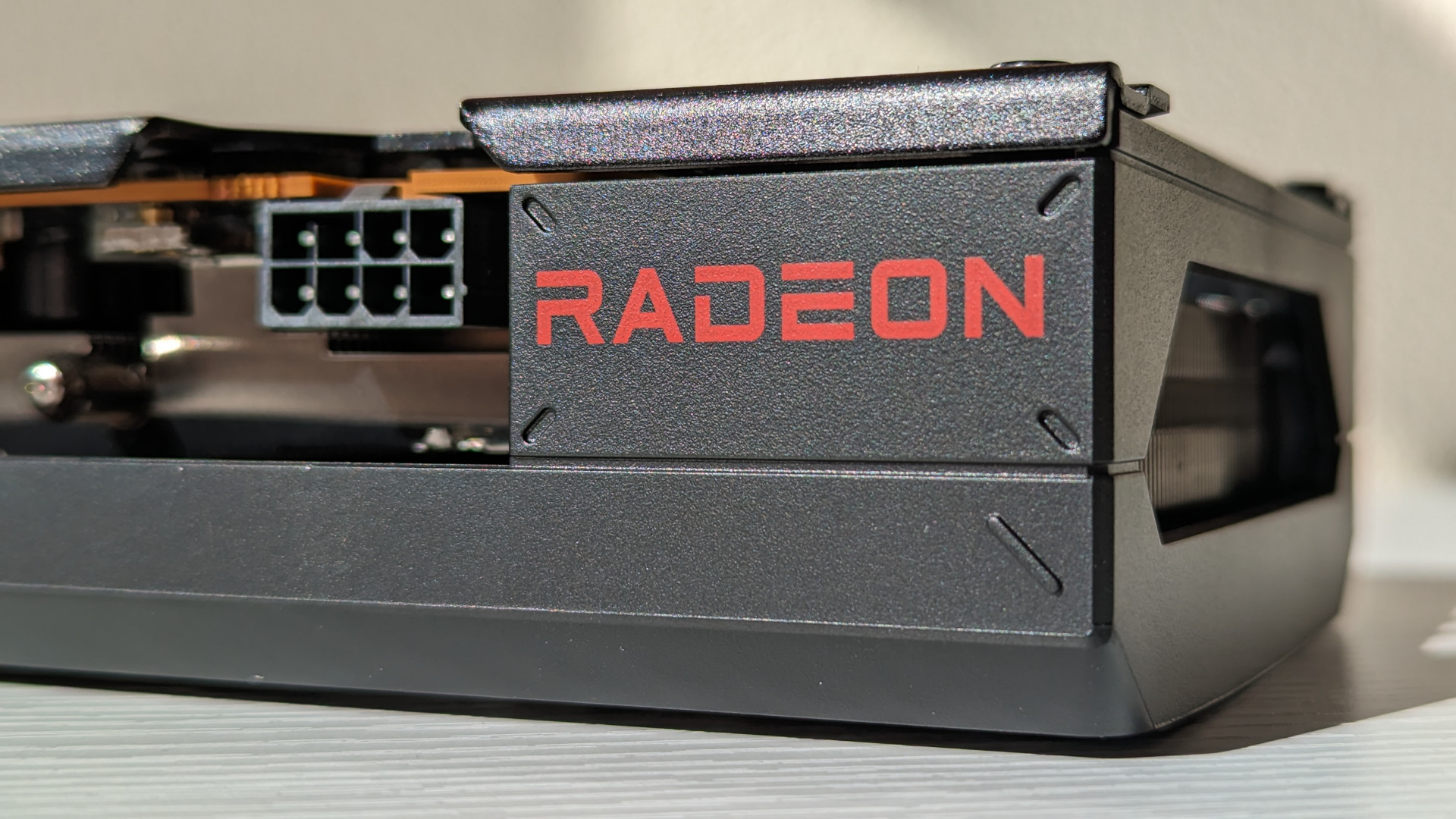 Test de l'AMD Radeon RX 7600 : Gros plan sur le côté de la carte graphique, avec un connecteur PCIe à huit broches