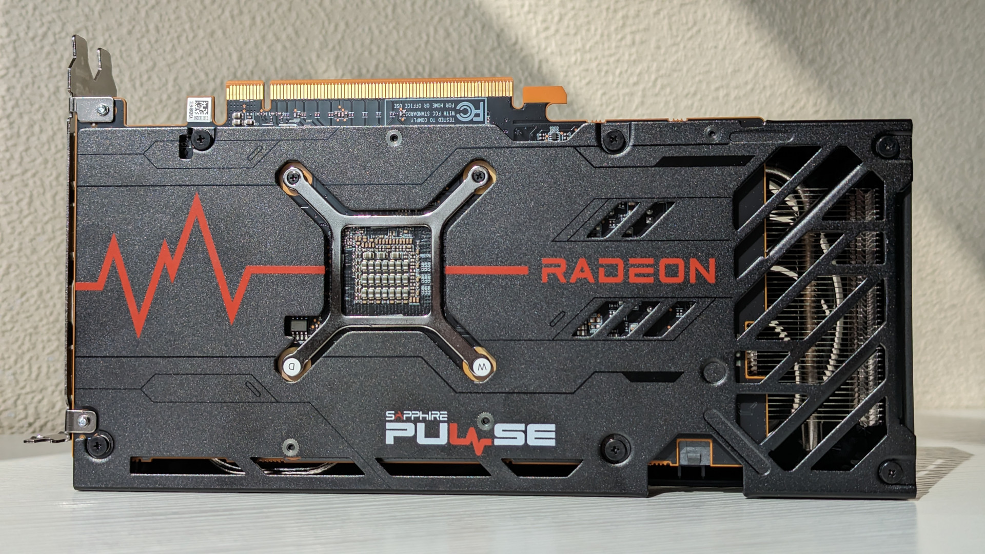 Test de l'AMD Radeon RX 7600 : l'arrière de la carte graphique