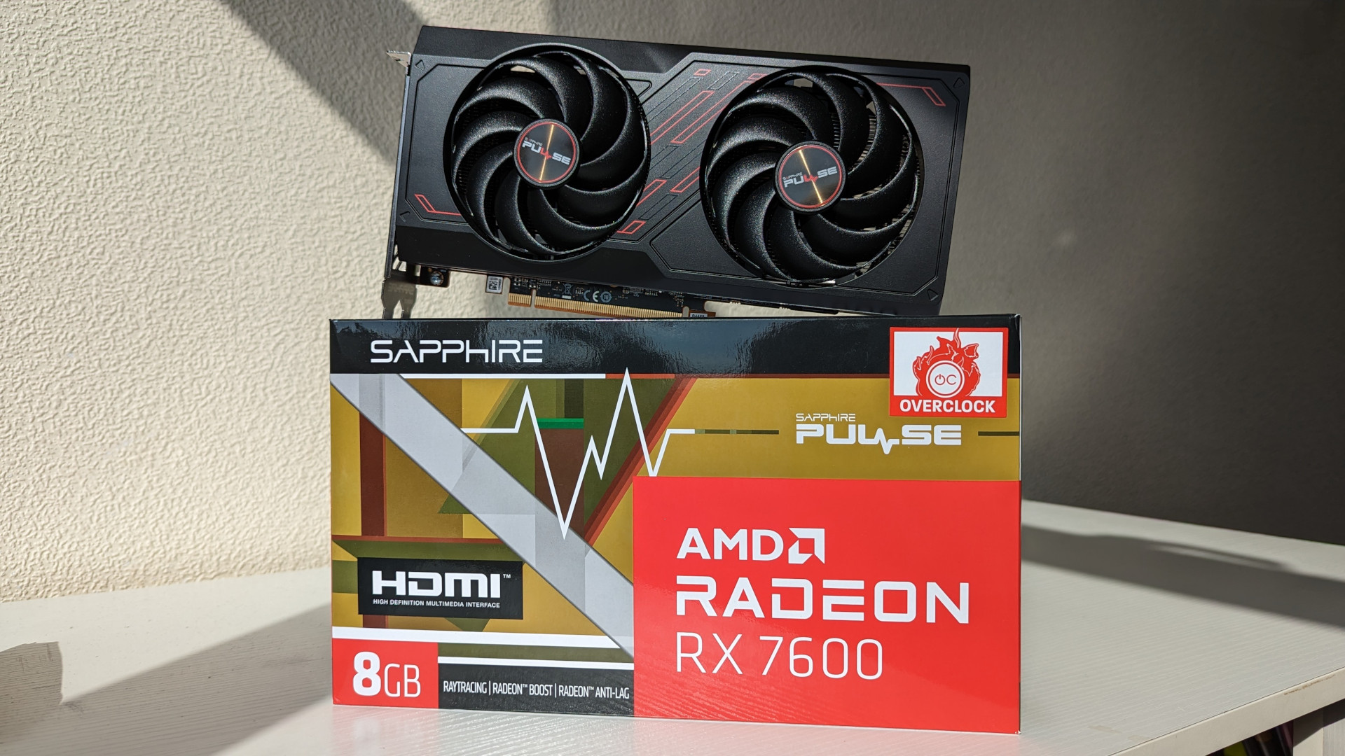 Examen AMD Radeon RX 7600 : la carte graphique se trouve au sommet de son emballage de vente au détail
