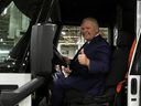 Le premier ministre de l'Ontario, Doug Ford, est assis au volant du ZEVO 600 lors de l'ouverture de la première usine de fabrication de véhicules électriques à grande échelle au Canada, à Ingersoll, en Ontario, le 5 décembre 2022. 
