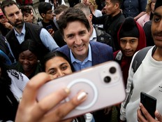 Après huit ans, Trudeau reste obstinément populaire – plus que son père, moins que Chrétien