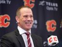 Le directeur général des Flames de Calgary, Craig Conroy, prend la parole lors d'une conférence de presse au Scotiabank Saddledome le mardi 23 mai 2023. 