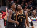 Pascal Siakam # 43 et OG Anunoby # 3 des Raptors de Toronto regardent une rediffusion du dunk d'Anuoby sur grand écran lors de la première moitié de leur match NBA contre les Timberwolves du Minnesota à la Scotiabank Arena le 18 mars 2023 à Toronto.