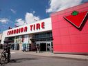 Les bénéfices de Canadian Tire Corp. ont chuté au premier trimestre.