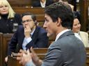Le premier ministre Justin Trudeau se lève pendant la période des questions à la Chambre des communes sur la Colline du Parlement à Ottawa, le mardi 29 novembre 2022.