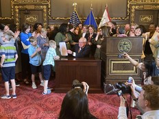 Le gouverneur du Minnesota signe une loi sur les congés familiaux et médicaux payés pour accorder aux travailleurs jusqu'à 20 semaines de congé