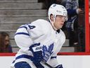 Auston Matthews des Maple Leafs de Toronto participe à son premier match en carrière dans la LNH contre les Sénateurs d'Ottawa au Centre Canadian Tire le 12 octobre 2016.