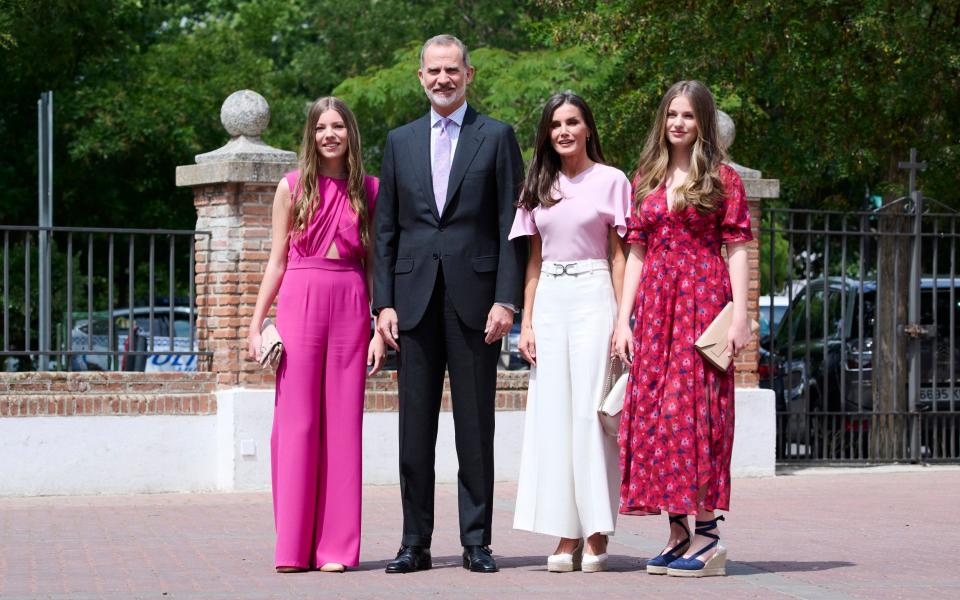 La famille royale espagnole portait du rose pour la confirmation de la princesse Sofia (à gauche) - Getty 