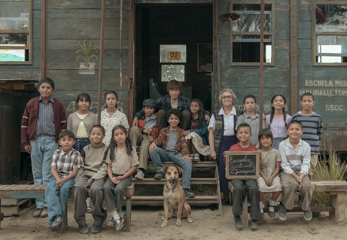 (De gauche à droite) Une photo d'enfants devant une école de fortune, dont Ikal Paredes, Frida Sofía, Karlo Barría, Adriana Barraza au premier plan dans Where the Tracks End.