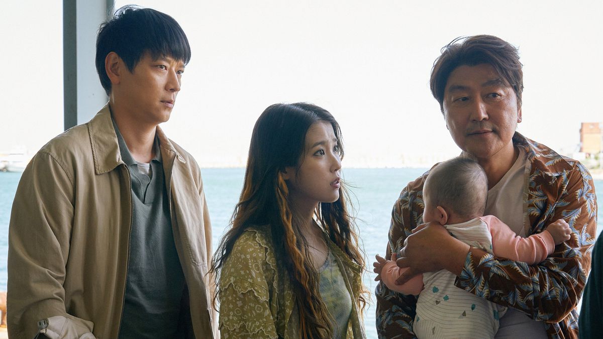 (LR) Gang Dong-Won, So-young et Sang Kang-ho tenant un bébé dans Broker.