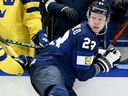 Le défenseur finlandais Nikolas Matinpalo lors des championnats du monde masculins de hockey sur glace de l'IIHF.