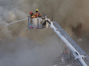 Les pompiers combattent l'incendie majeur de l'ancien Monastère du Bon Pasteur à Montréal le 26 mai 2023.