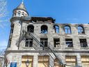 Sept personnes sont décédées dans l'incendie d'un immeuble de 14 logements au coin de la place d'Youville et de la rue du Port dans le Vieux-Montréal le 16 mars 2023.