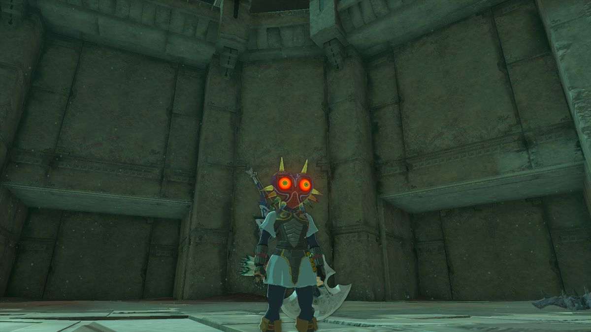 Link se tient dans une pièce en pierre sombre, portant le masque de Majora après l'avoir gagné lors d'une bataille de Lynel dans Zelda : Tears of the Kingdom