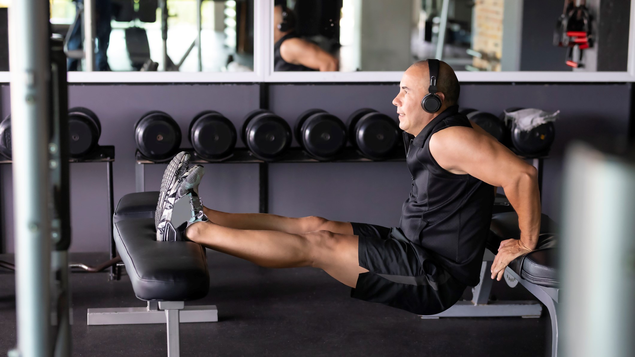 une photo d'un homme faisant des triceps dips dans la salle de gym