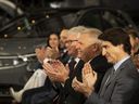 Le premier ministre Justin Trudeau et le premier ministre de l'Ontario Doug Ford lors d'une annonce concernant une usine de batteries de véhicules électriques Volkswagen au Elgin County Railway Museum à St. Thomas, en Ontario, le vendredi 21 avril 2023. 