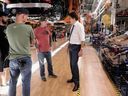Le Premier ministre canadien Justin Trudeau s'entretient avec les travailleurs de l'assemblage automobile de Stellantis lors d'une visite de l'usine d'assemblage de Windsor à Windsor, en Ontario, le 17 janvier 2023. REUTERS/Rebecca Cook/File Photo