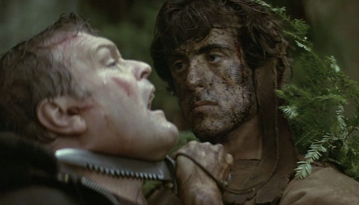 Sylvester Stallone dans le rôle de John Rambo tient un couteau sous la gorge de Brian Dennehy dans First Blood.