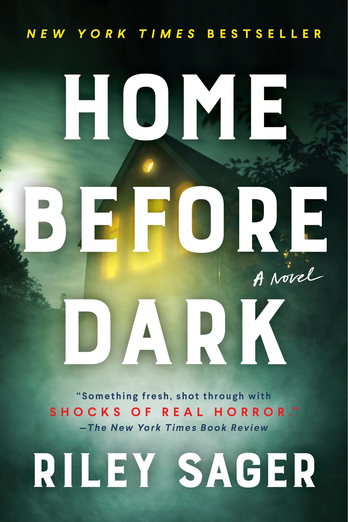 Image de couverture de Home Before Dark de Riley Sager, qui montre une maison avec les lumières allumées obscurcies par le brouillard.