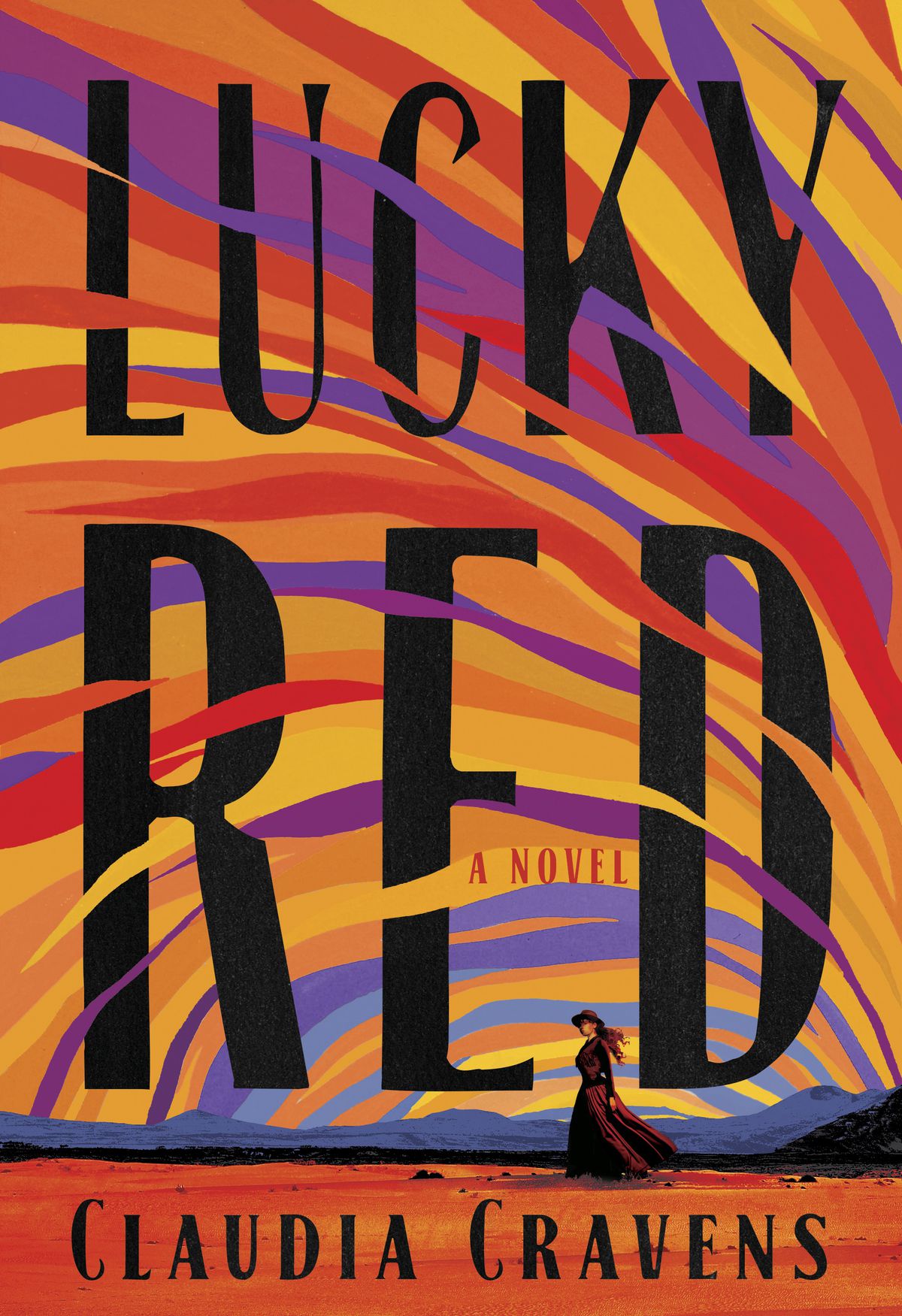 Image de couverture de Lucky Red de Claudia Cravens, qui montre une femme debout dans le désert avec un ciel coloré peint de lignes violettes, rouges, jaunes et oranges.