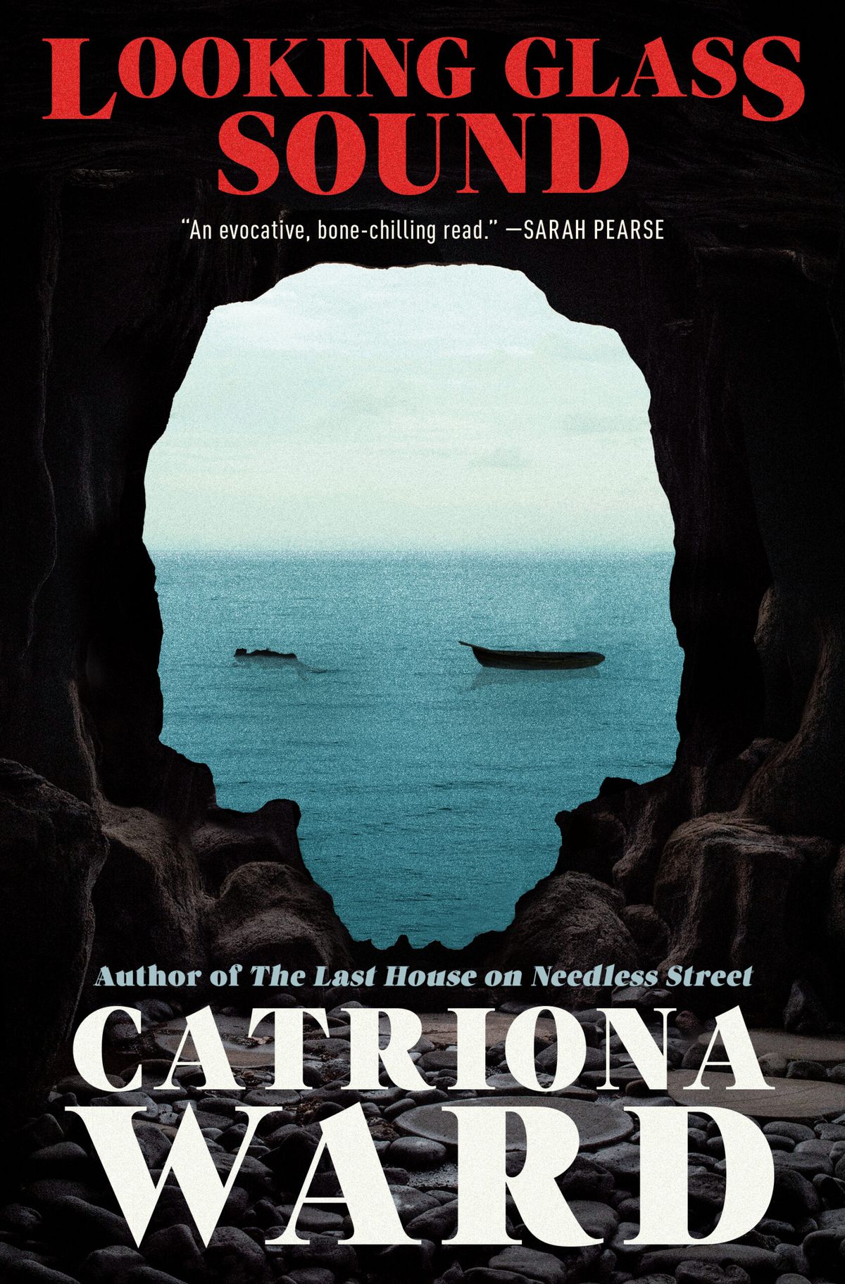 Image de couverture de Looking Glass Sound de Catriona Ward.  L'image provient de l'intérieur d'une grotte, avec une sortie en forme de crâne dans l'océan, où l'on voit un bateau vide et une personne flottant.