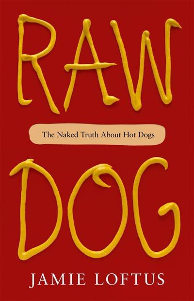 Couverture de Raw Dog: The Naked Truth About Hot Dogs de Jamie Loftus, une couverture rouge avec du texte écrit dans le style de la moutarde.