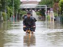 Un homme roule à vélo dans les eaux de crue après que de fortes pluies ont frappé la région italienne d'Émilie-Romagne.