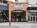 La pizzeria Sofia au centre commercial DIX30 à Brossard en 2019. Le 10 mai 2019, un homme est entré dans la pizzeria et a tiré sur Eric Francis De Souza, 24 ans, le tuant.
