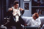 Kramer (Michael Richards) et Frank Costanza (Jerry Stiller, à droite) discutent de leur invention, le frère de la série télévisée Seinfeld.