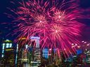 Les feux d'artifice de la fête du Canada illuminent le ciel du centre-ville de Calgary le 1er juillet 2018. Gavin Young/Postmedia